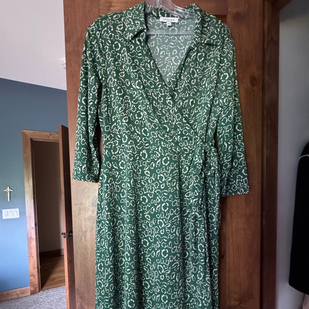 A really cute, comfortable and flattering tie dress for sale. Size LP. A-line.